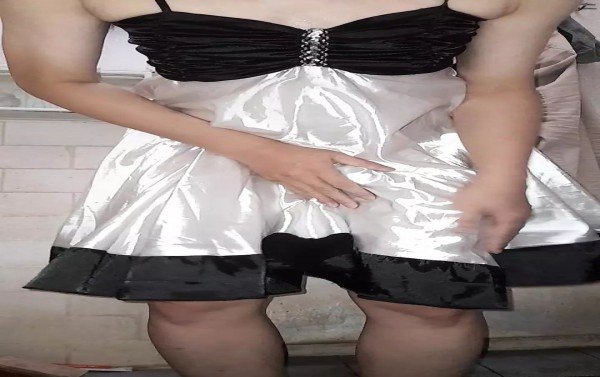 Pemakai berlawanan seks Asia masturbasi mengenakan gaun satin putih